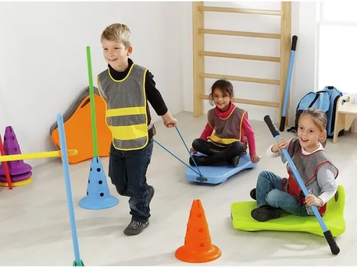 Ovi’Slide Complete Kit rolling board for indoor motor-skill training; child pulls with rope to build balance and strength.
